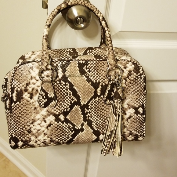 Michael Kors Handbags - NWT MICHAEL KORS SATCHEL